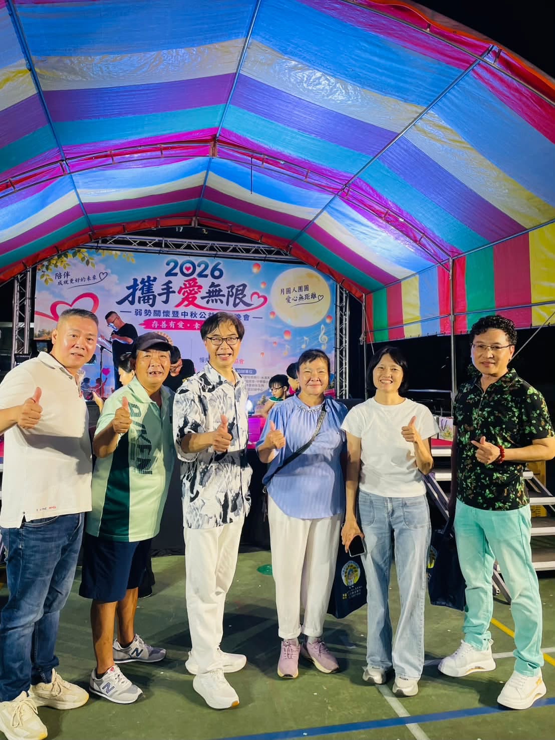 夥伴相聚留影