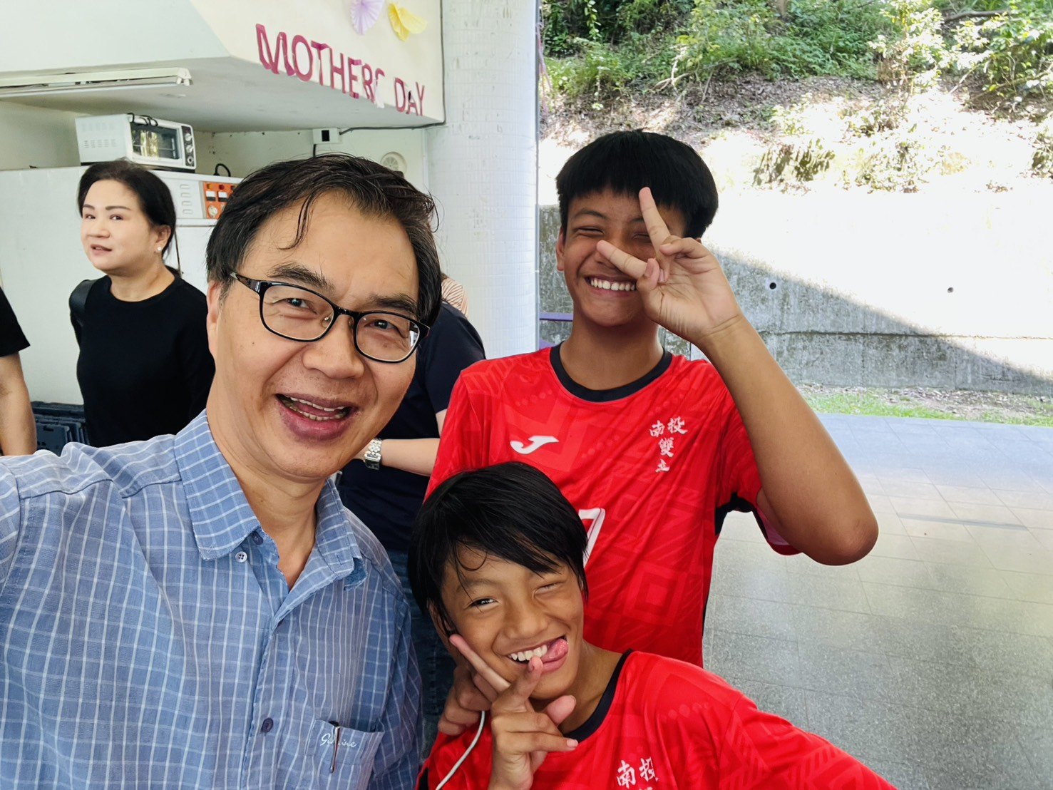 孩子的笑容｜球隊孩子與參與者一起留下開心的合照