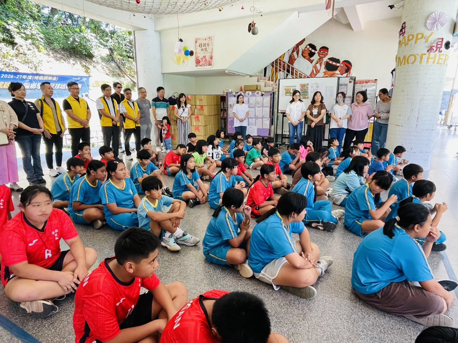 校園相聚｜孩子們席地而坐，參與者在旁陪伴