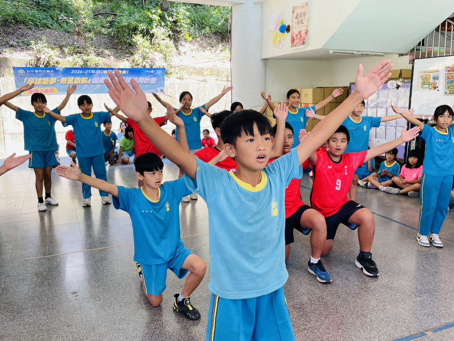 展現活力｜孩子們張開雙臂，投入團體活動