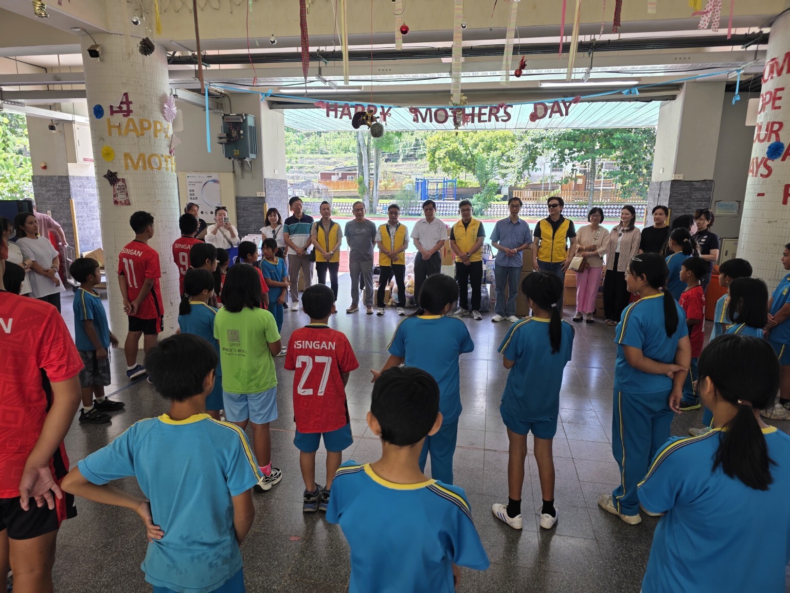 現場互動｜孩子們面向參與者，共同投入活動